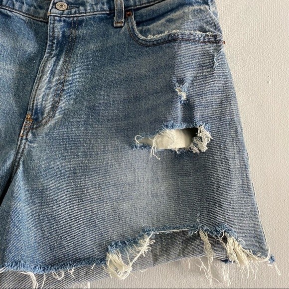 Abercrombie and Fitch High Rise 4 Inch Shorts Medium Ripped Wash Size 32/14 - Picture 3 of 7